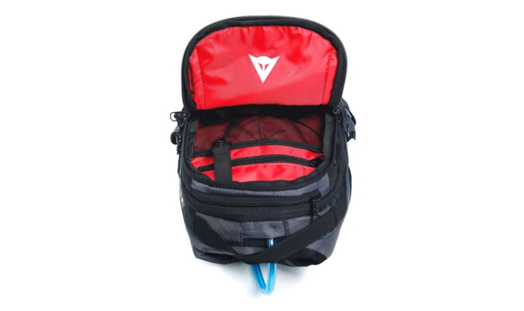 DAINESE ALLIGATOR ΣΑΚΙΔΙΟ ΠΛΑΤΗΣ ΜΕ ΕΝΣΩΜΑΤΩΜΕΝΟ ΑΣΚΟ ΝΕΡΟΥ BLACK/ RED