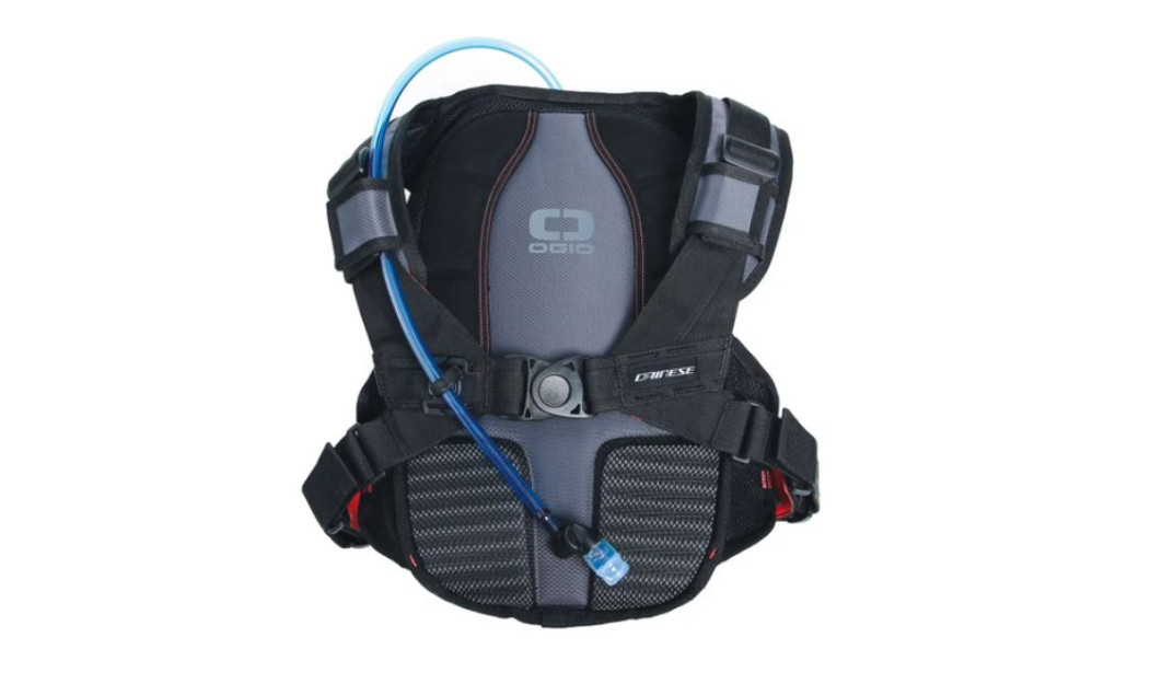 DAINESE ALLIGATOR ΣΑΚΙΔΙΟ ΠΛΑΤΗΣ ΜΕ ΕΝΣΩΜΑΤΩΜΕΝΟ ΑΣΚΟ ΝΕΡΟΥ BLACK/ RED