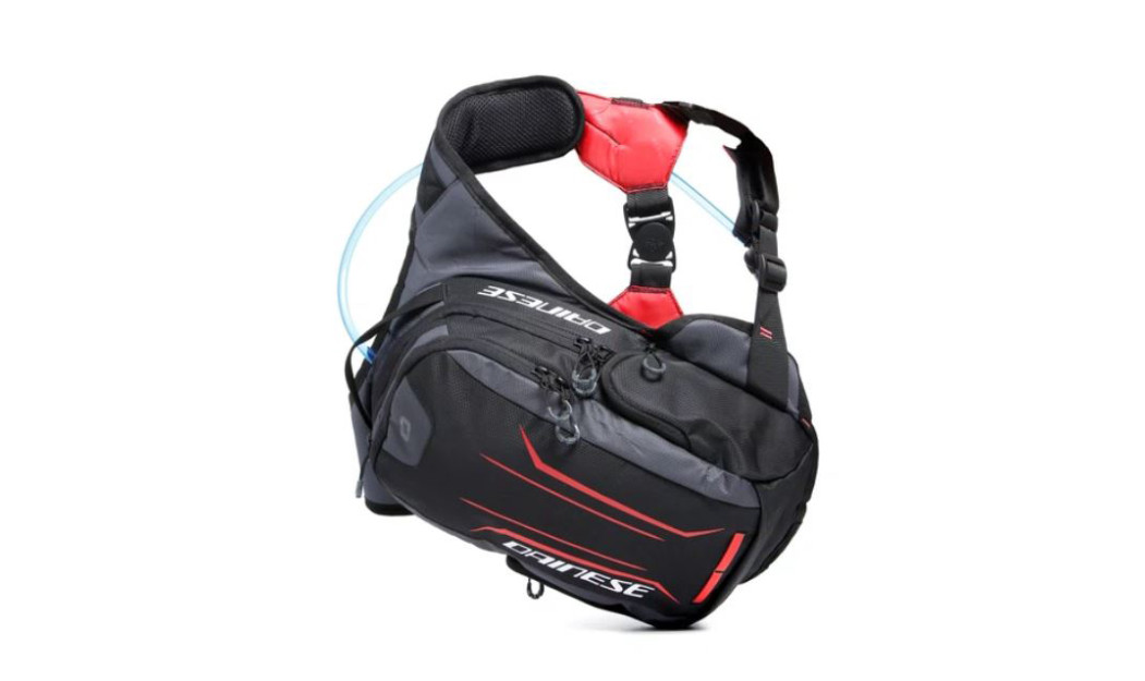 DAINESE ALLIGATOR ΣΑΚΙΔΙΟ ΠΛΑΤΗΣ ΜΕ ΕΝΣΩΜΑΤΩΜΕΝΟ ΑΣΚΟ ΝΕΡΟΥ BLACK/ RED