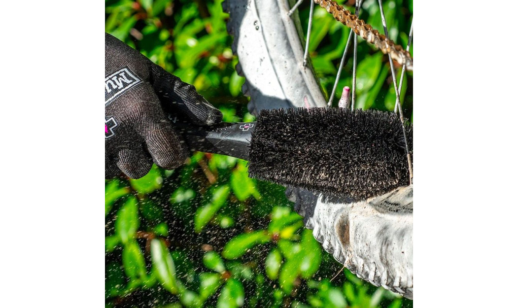 MUC-OFF WHEEL & BRAKE BRUSH ΒΟΥΡΤΣΑ ΚΑΘΑΡΙΣΜΟΥ ΤΡΟΧΟΥ ΚΑΙ ΦΡΕΝΩΝ 